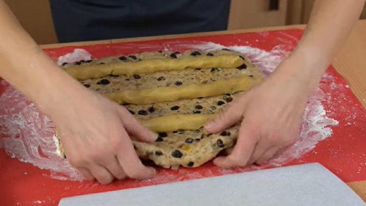 Vánoční štola s marcipánem a rozinkami