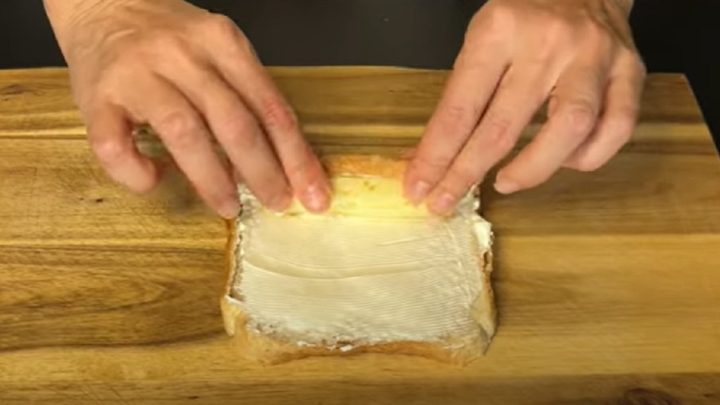 Toustové rolky se sýrem a slaninou