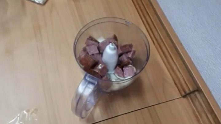 Pomazánka z tvrdého salámu s hořčicí