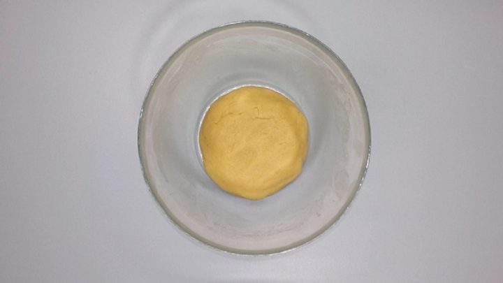 Krémová kolečka v čokoládě s ořechy