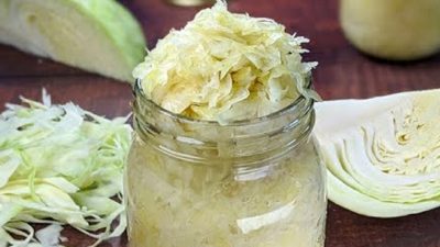Kysané bílé zelí s divokým kořením