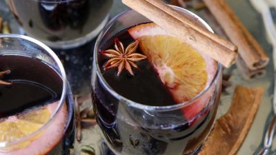 Červené svařené víno s medem