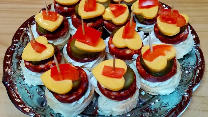 Rychlé silvestrovské jednohubky s klobásou