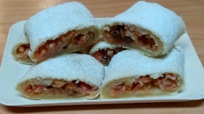 Jablečný štrúdl s rozinkami a skořicí