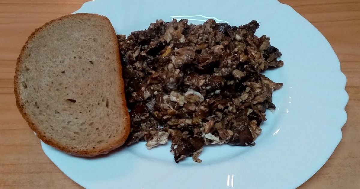 Rychlá houbová smaženice s cibulí