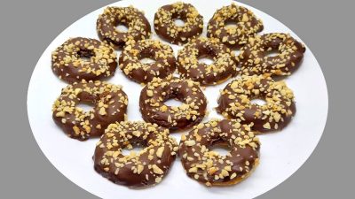 Krémová kolečka v čokoládě s ořechy