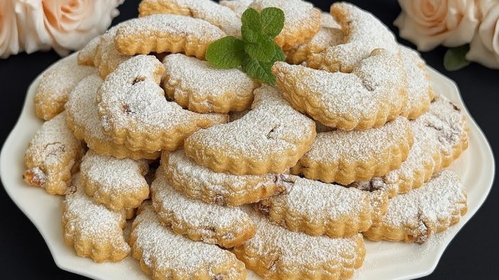 Ořechové rohlíčky s rozinkami a čokoládou Ořechové rohlíčky s rozinkami a čokoládou
