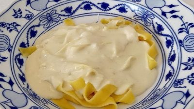 Jednoduchá sýrová omáčka se smetanou
