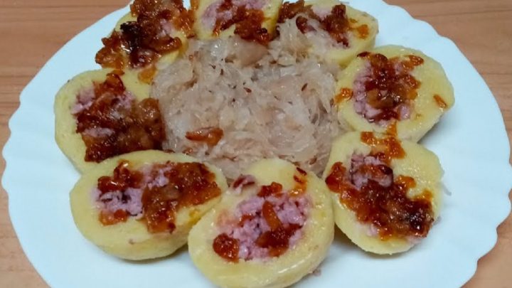 Bramborové knedlíky plněné uzeným masem