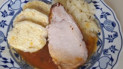 Vepřová pečeně se zelím a cibulkou