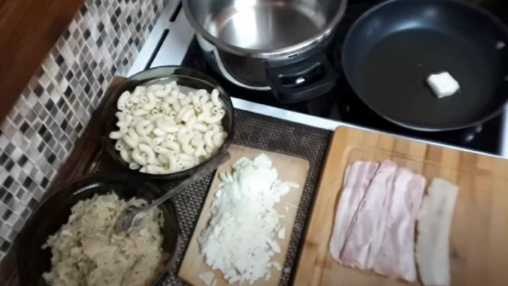 Zapékané těstoviny se zelím a slaninou