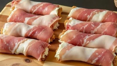 Toustové rolky se sýrem a slaninou