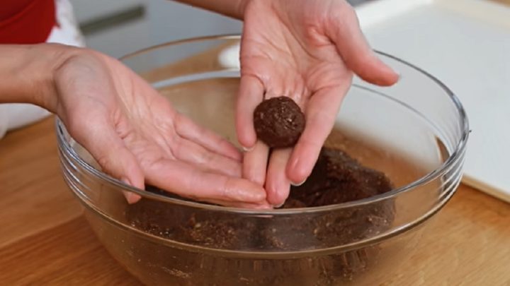 Kávová zrna v čokoládě s ořechy