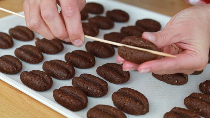 Kávová zrna v čokoládě s ořechy