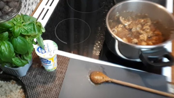 Záhorácký guláš se sušenými houbami