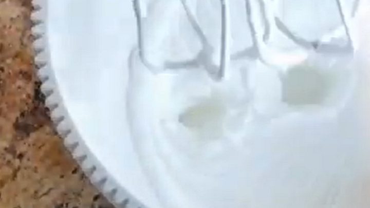 Čokoládové vánoční poleno se šlehačkou