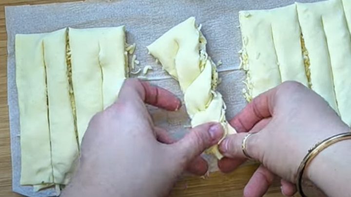 Sýrové tyčinky z listového těsta s bylinkami