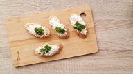 Chlebíčky á la krab s petrželkou