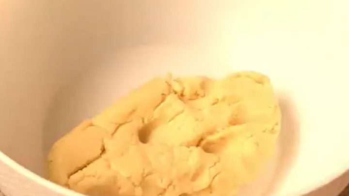 Slzy v bílé čokoládě se 2 druhy ořechů