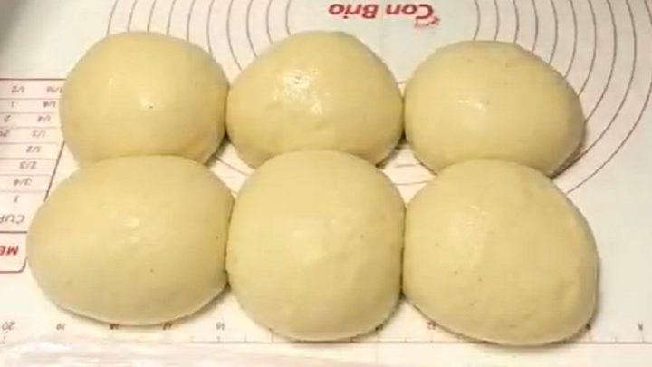 Jednoduchá vánočka s mandlemi a vanilkou