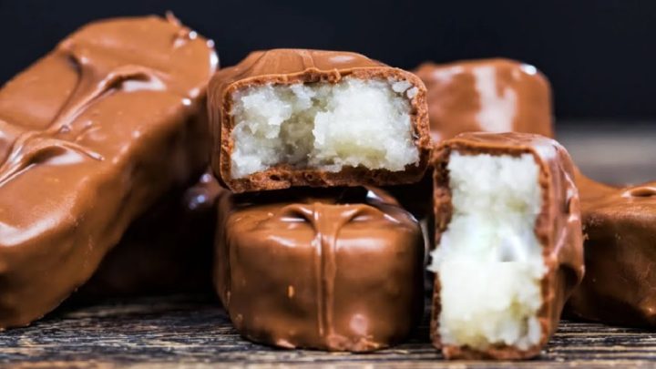Bounty válečky s kokosem a čokoládou Bounty válečky s kokosem a čokoládou