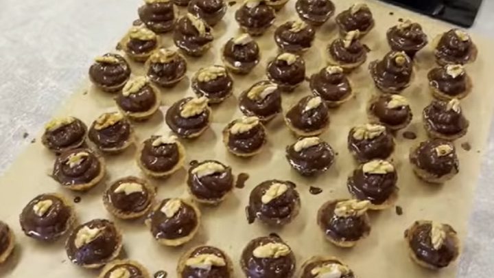 Křehké košíčky s ořechovou náplní