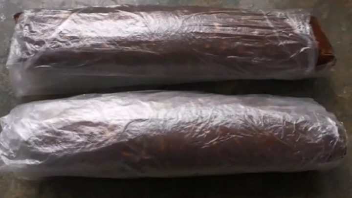 Čokoládový salám s ořechy a sušenkami