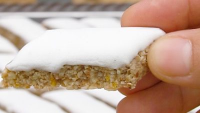 Ořechové tyčinky s bílkovou polevou