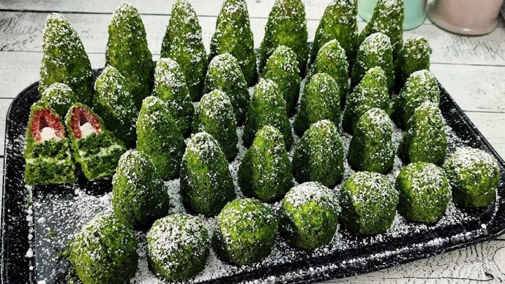 Mechové stromečky s krémem a malinami