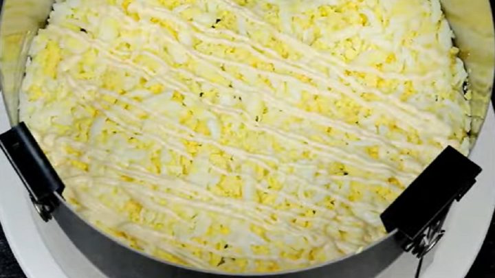 Silvestrovský vrstvený salát s chipsy