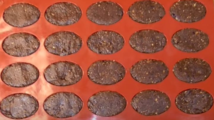 Nepečená datlová zrna s bílou čokoládou