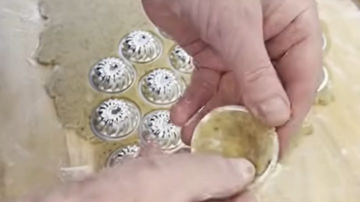 Křehké košíčky s ořechovou náplní