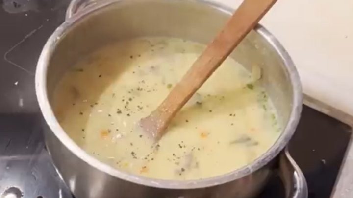 Vánoční rybí polévka s máslovými krutony