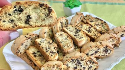 Vánoční italské sušenky s ořechy a čokoládou