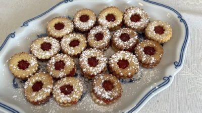 Klasická linecká kolečka s rybízovým džemem