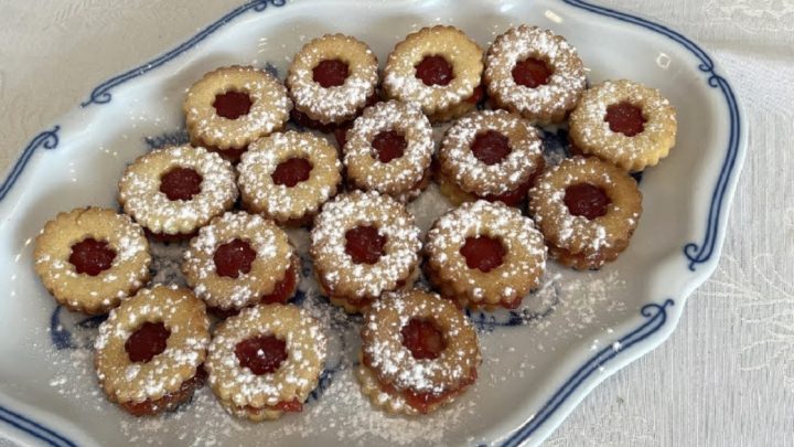 Klasická linecká kolečka s rybízovým džemem Klasická linecká kolečka s rybízovým džemem