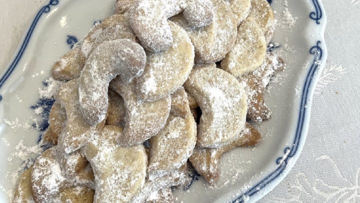 Klasické vanilkové rohlíčky se skořicí Klasické vanilkové rohlíčky se skořicí