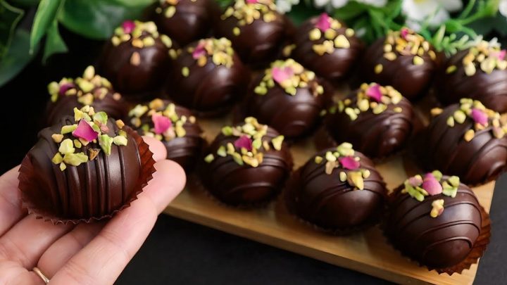 Kokosové kuličky v čokoládě s pistáciemi Kokosové kuličky v čokoládě s pistáciemi