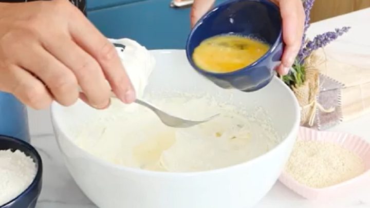 Oříškové kytičky s kousky čokolády