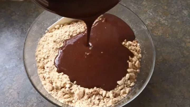 Čokoládový salám s ořechy a sušenkami