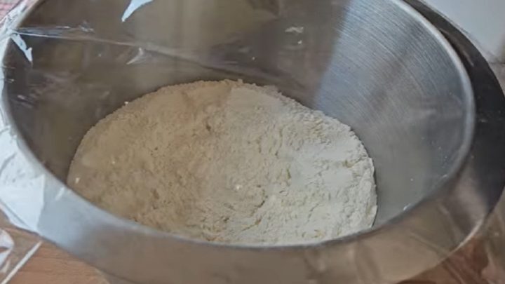 Jednoduchá domácí štola z kynutého těsta