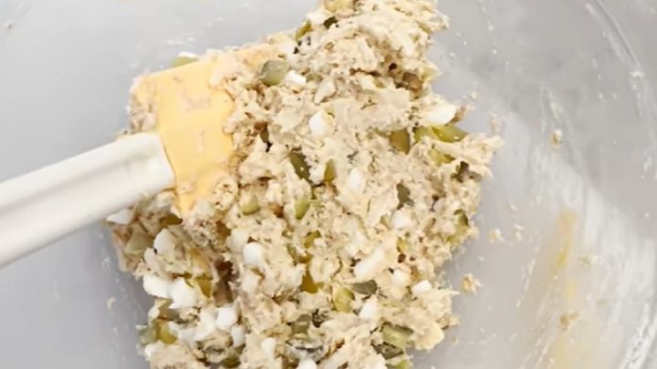 Rychlá škvarková pomazánka s okurkami