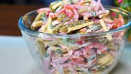 Švýcarský salát se šunkou a sýrem