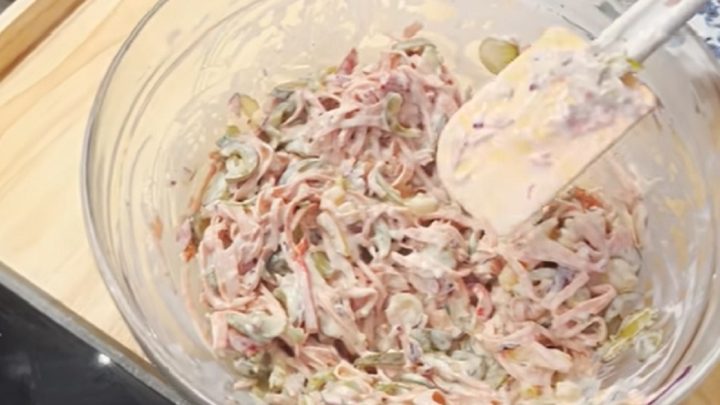 Pikantní salát Rumcajs na chlebíčky