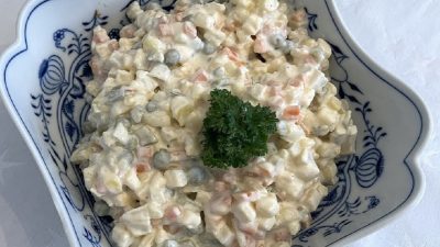 Francouzský bramborový salát se smetanou