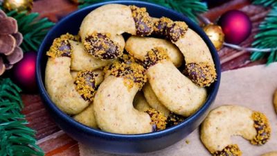 Pistáciové rohlíčky s čokoládovou polevou