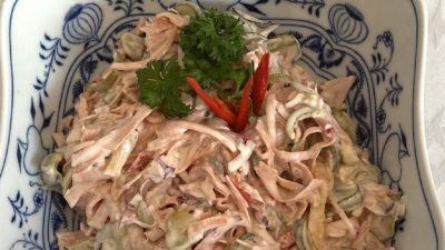 Pikantní salát Rumcajs na chlebíčky