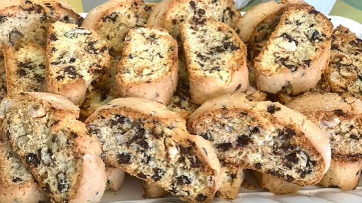 Vánoční italské sušenky s ořechy a čokoládou