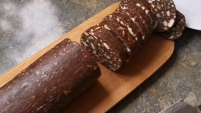 Čokoládový salám s ořechy a sušenkami