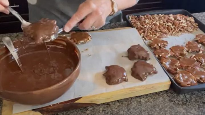 Karamelové placičky s pekanovými ořechy